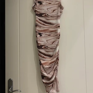 Klänning  - Jätte fin klänning som formar utifrån ens egna kurvor. Sitter jätte fint och passar för alla situationer. 