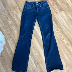 Bootcut jeans från Tommy Hilfiger. Mid Waist. Superfin wash och fina detaljer. Skulle säga W28 men står W29. Superfint skick! W 29 L 34 Längd: 106,5cm ytterben💙