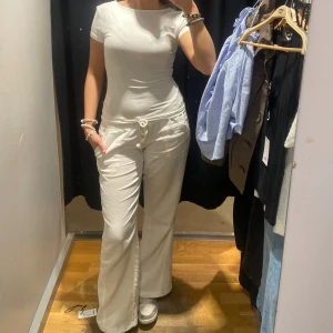 Linnebyxor  - Säljer nu mina linnebyxor i både vit och svart. Dem är lågmidjade och är i storlek S men passar också XS. Säljer dem pga för små. Dem är i mycket bra skick men dem är skrynkliga i bilderna men det är bara att stryka dem🫶🏼❤️