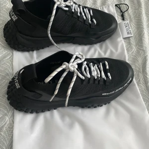 Versace jeans couture sneakers  - Säljer ett par Versace jeans couture sneakers använda en gång men va för små för mig  Storlek 42 men kan passa non som har 43  Kostar 2400 men köpta på rea för 1789 Säljs för 1400 lite billigare vid snabb affär  