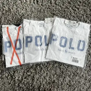 2 stycken T-shirts då en är såld! De är i oöppnade förpackningar, alltså oanvända. De är storlek medium men kan passa en small också!  250kr styck eller 425 för båda två! PRIS KAN DISKUTERAS💗