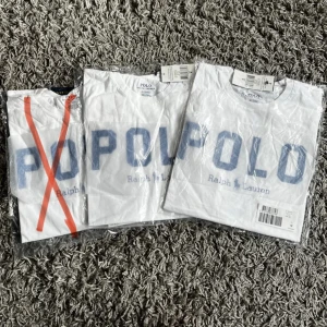 Ralph Lauren T-shirt  - 2 stycken T-shirts då en är såld! De är i oöppnade förpackningar, alltså oanvända. De är storlek medium men kan passa en small också!  250kr styck eller 425 för båda två! PRIS KAN DISKUTERAS💗