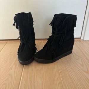 Fransskor  - Jätte fina fransskor med kilklack, köptes här på plick men ser oanvända ut och jag har ej använt dom 💕