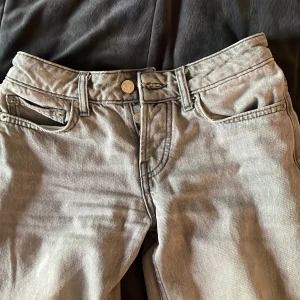 Ett par skit snygga gråa lågmidjade jeans från Gina, använda ungefär 3 gånger, hör av er vid frågor!💕  - Skit bra jeans! Priset går såklart diskutera!   