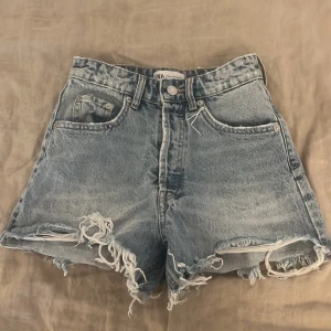 Jeansshorts Zara - Nästan helt oanvända jeansshorts ifrån Zara!!
