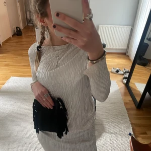 Klänning  - Säljer denna super snygga klänningen från Gina Tricot i väldigt bra skick 🌟 Skriv vid funderingar eller bilder!  Storlek: xs 🌸