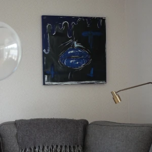 "levres bleues" tavla - Akrylmålad tavla Mått: 70cm x 70cm 