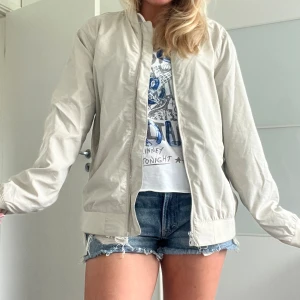 Ljusbegie bomberjacka  - Ljusbegie bomberjacka från HM strl S