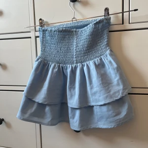 Ljus blå kjol från Gina - Fin ljusblå kjol till sommaren, är för liten för mig, har några små fläckar men inget man tänkter på💕
