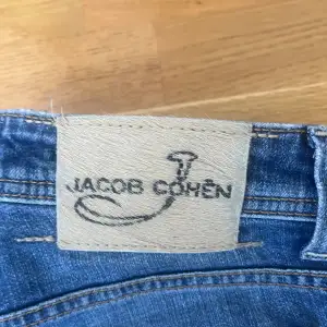 Tja, säljer nu mina jacob cohen jeans. Dom är i bra skick utan skador. Om du har en fråga är det bara att skicka ett pm! TAR EJ BYTEN