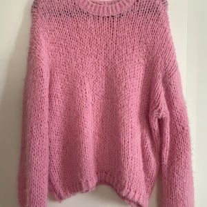 Stickad tröja - Rosa stickad tröja, inte stickig🩷 Perfekt till sommarkvällar🤩