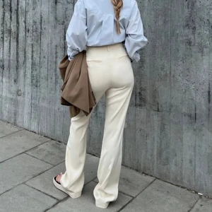 Nakd kostymbyxor - Helt nya med prislapp, endast testade. Säljes pga fel storlek🩷stl 36 i färgen sand. Nypris 599kr