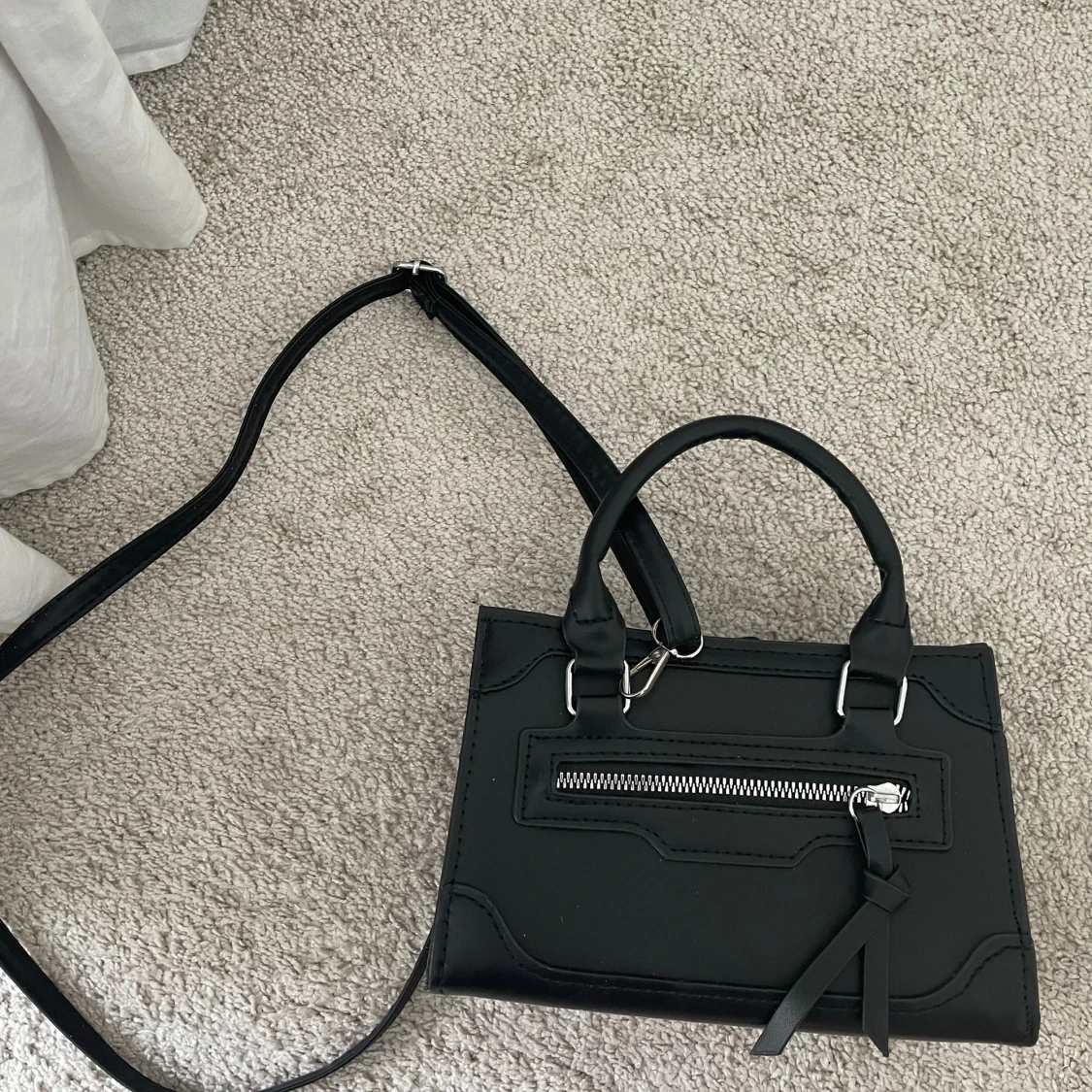 svart handväska