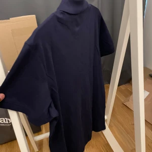 Pikétröja  - Helt oanvända piké tröjor. Finns att köpa i två olika storlek och i tre olika färger.  XS/S. Svart, marinblå och vit. Pris kan diskuteras