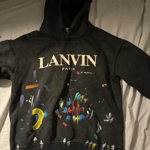 Lanvin Hoodie  - En fet lanvin Hoodie som nästan är oanvänd skick 9/10 . Nypris 7200 och svår att få tag på  . Mitt pris 3199 då jag inte gillar passformen på mig. Strl s/m . Byten kan vara intressant
