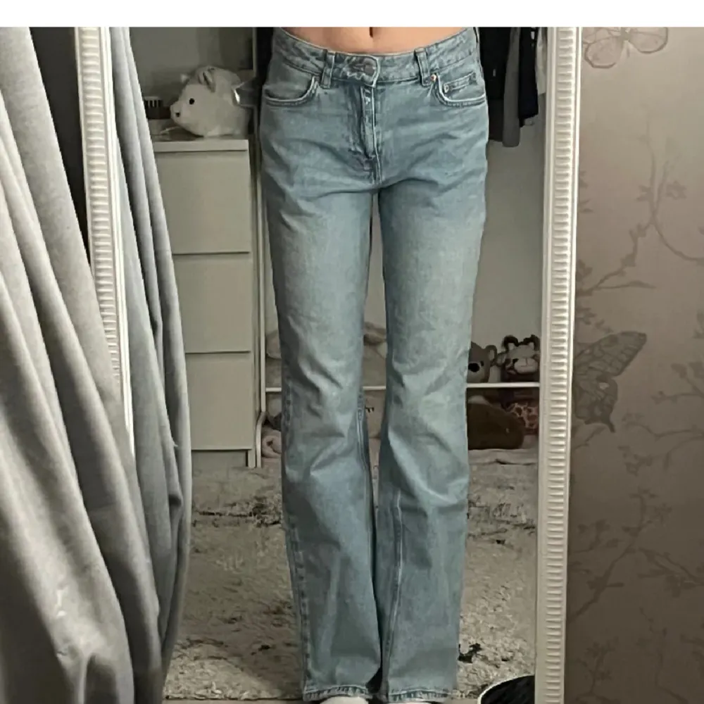 Jätte fina ginatricot jeans använda en gång säljs på grund av jag tycker dem är för korta på mig då jag växt efter ja köpte dem hör av er vid intresse frågor eller funderingar köparen står för frakten 💕💕. Jeans & Byxor.
