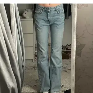 Jätte fina ginatricot jeans använda en gång säljs på grund av jag tycker dem är för korta på mig då jag växt efter ja köpte dem hör av er vid intresse frågor eller funderingar köparen står för frakten 💕💕