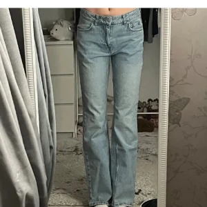 Jeans - Jätte fina ginatricot jeans använda en gång säljs på grund av jag tycker dem är för korta på mig då jag växt efter ja köpte dem hör av er vid intresse frågor eller funderingar köparen står för frakten 💕💕