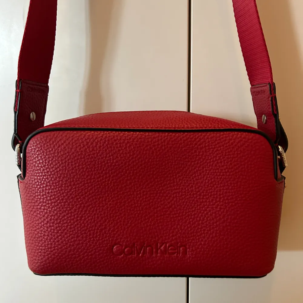 Röd väska från Calvin Klein. I nyskick. . Väskor.