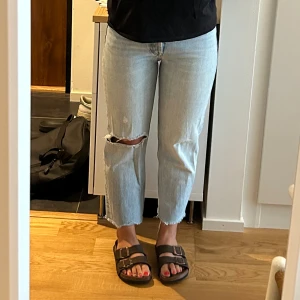 Zara jeans - Ljusblå jeans från zara med hål på enda knäet. Croppade. Jag är 157 cm för referens. 