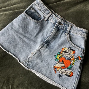ED HARDY kjol NY! - Jeanskjol med broderat motiv och tryck på rumpan. Storlek M från Ed Hardy, endast provad. 32 cm lång, 73/74 cm runt midjan. Pris går att diskutera vid snabb affär💖