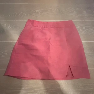Minikjol - Rosa minikjol i rosa linnematerial från Gina Tricot. Säljer då den har blivit för liten för mig.