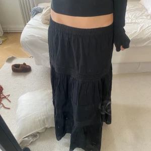 Kjol - Säljer denna så snygga kjol. Den här kjolen är aldrig använd!!! 