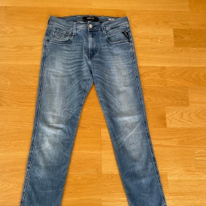 Replay Anbass jeans  - Säljer dessa slim jeans från Replay i modellen anbass. Jeansen är i toppskick och har inga tecken på användning. Det är storlek 30/34.