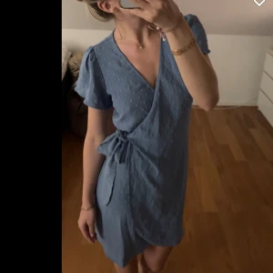 Klänning - En fin och väldigt bekväm klänning från Vila💕Den är endast använd en gång. Säljer pga att den inte kommer till användning. Skickas i dess original påse😊Orginal priset är 350, sänker inte för mycket eftersom den är som ny🥰