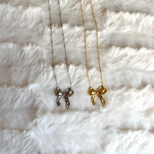 Halsband - Supersöta rosetthalsband från Molli Jewelrys Juni-kollektion. Materialet är rostfritt stål, och de finns i både silver och guld. Går att köpa antingen här i chatten eller via vår instagram @mollijewelry 💛🤍Frakt, frimärke 18kr. REA, orginalpris 109kr, nu 89kr!