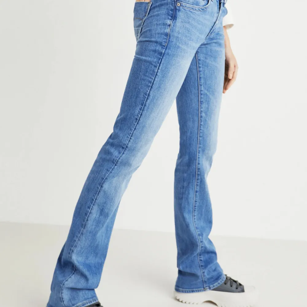 Ett par jätte fina lågmidjade jeans från G-star andvända en gång säljer pågrund av att dom är för små på mig❤️ köpta för 931kr. Jeans & Byxor.