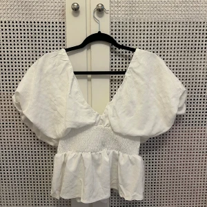 Vit smockad topp - Super fin topp.  Helt oanvänd topp från boohoo.  Storlek 36 🤍