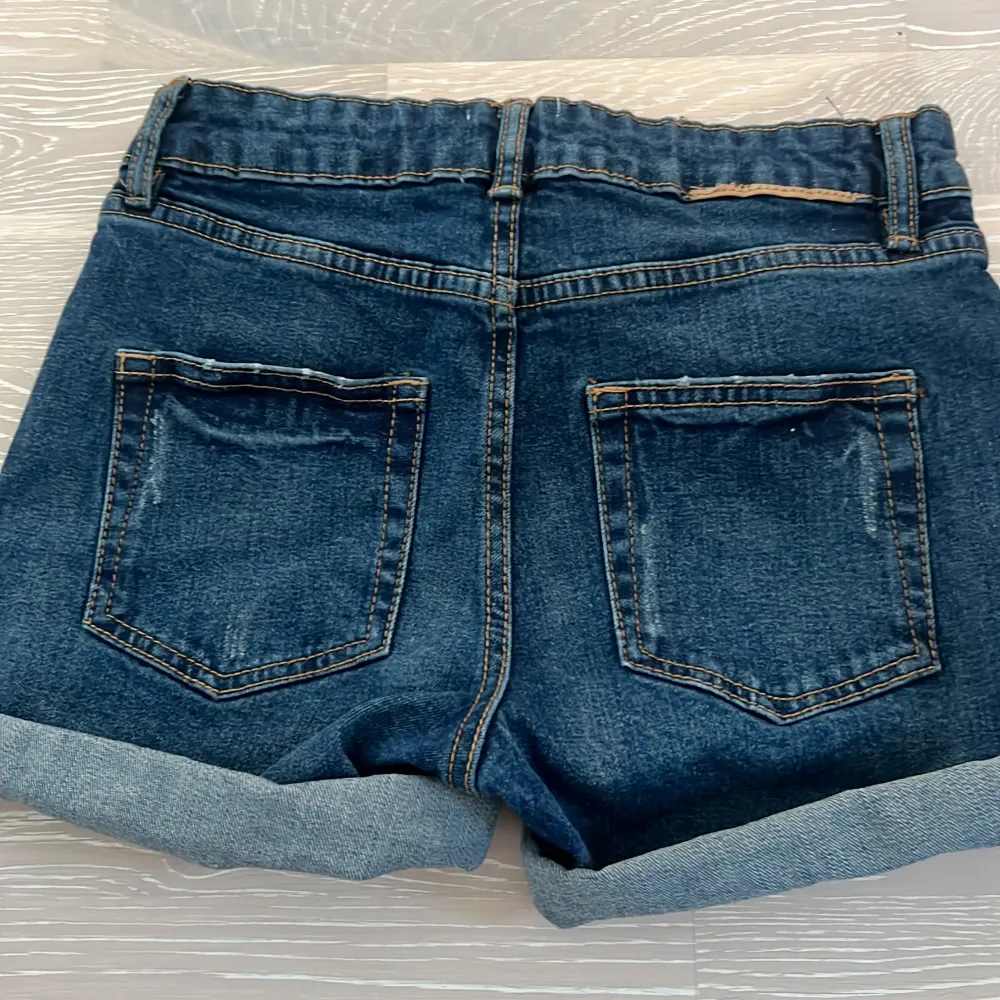 Jeans shorts från Lager 157! Stolek 150 se bild 3 💗 Säljer dom för 50kr priset kan diskuteras 💋 Säljer dom pga för Stora på mig och för att jag inte har någon användning för dom💓. Shorts.