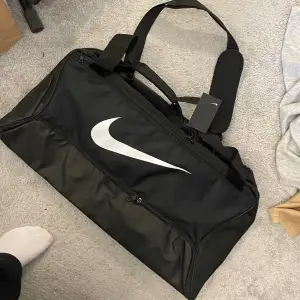 Helt ny gymbag från Nike, rymmer 92 Liter, största modellen😊 Köpt för 520 säljer för 250+ frakt💞