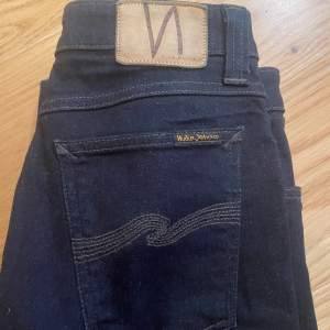 Säljer nu dessa otroligt feta nudie jeans i modellen Lean Dean- Vilken man kan säga motsvarar slim. De är vädligt mörkblå/svarta och i bra skick. Storlek 28/32. Nypris 1500