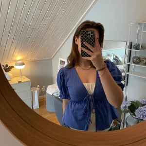 Topp från Gina tricot  - Jättesöt topp från Gina Tricot. Storlek S. Säljer en likadan fast i svart - kan köpas tillsammans för ett paketpris!