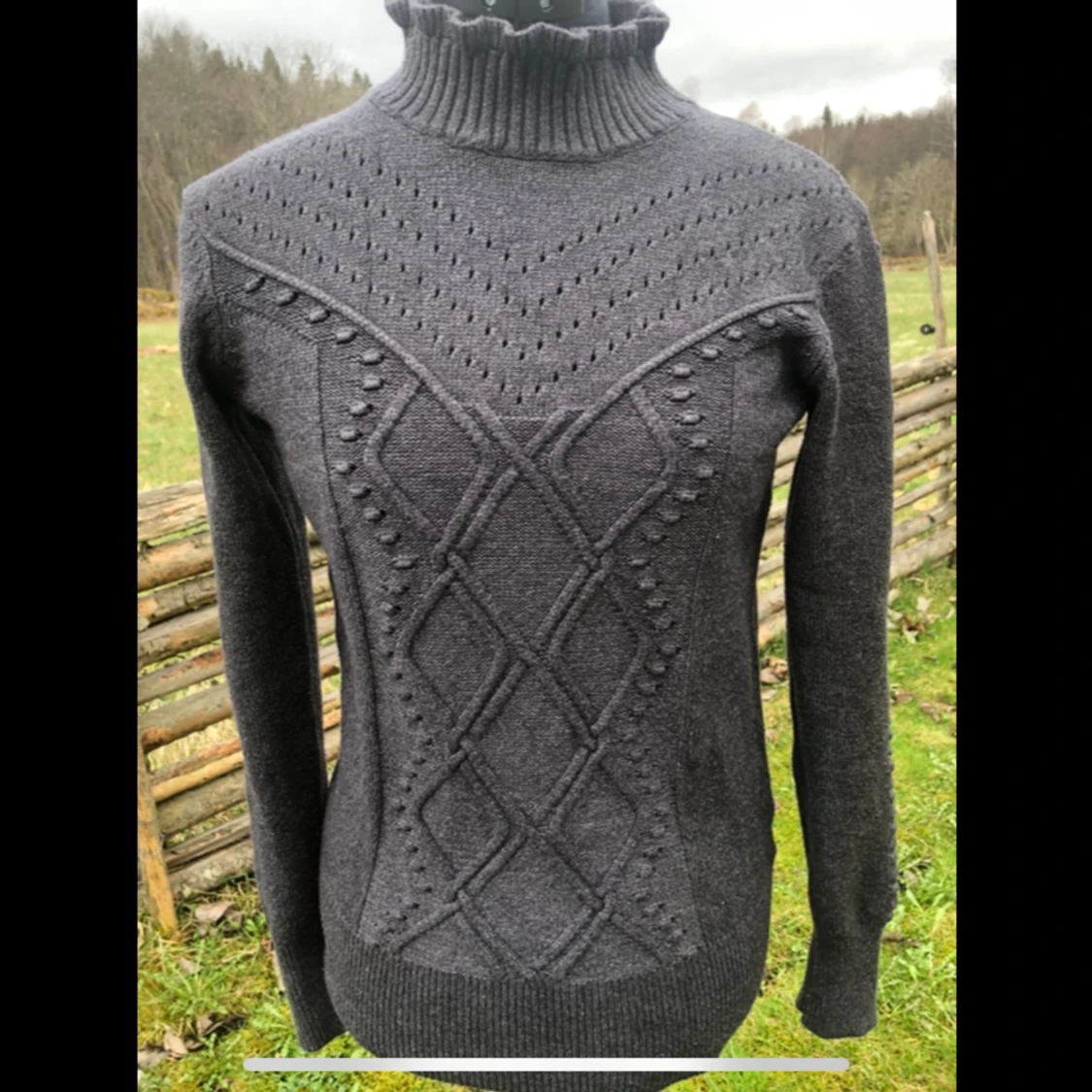 Stickad tröja med turtleneck 