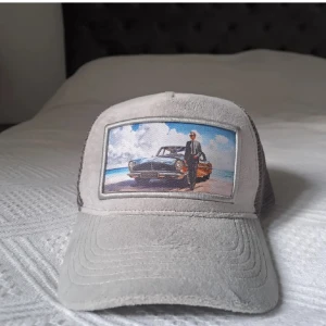 Vivendo Limited Edition Velvet Keps - Grå Vivendo Limited Edition Velvet Keps Fint skick, ej använd bara testad