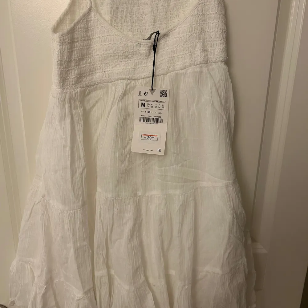Säljer denna jätte söta klänning från zara med lappen kvar. Den är tyvärr för kort för mig som är 180cm så har aldrig kunnat använda den. Köpt för 29€ vilket motsvarar ca 350kr , men jag säljer den för 200kr. Nästan halva priset, passa på ;). Klänningar.