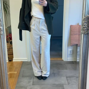 Bik bok kostymbyxor  - Säljer dessa beiga kostymbyxor från Bik Bok. Har använts, men är i väldigt fint skick! Säljer då de inte kommer till användning. Skriv vid frågor eller fler bilder! 💗🌸