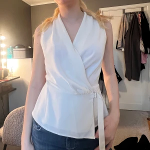Vit Blus - Säljer denna jätte snygga blusen från zara. Använd 2 gånger.💓