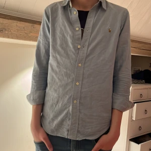 Polo Ralph lauren skjorta  - 9/10 köpt på hede i Kungsbacka. Säljer för att den ha blivit för liten  