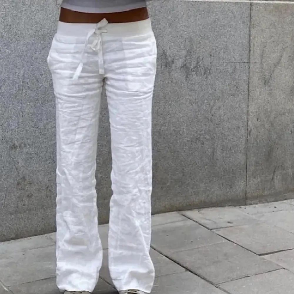 Söker!! Hör av dig om du har ett par linnebyxor som är uppsydda runt längden 163🩷. Jeans & Byxor.