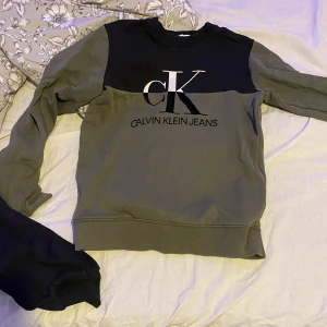 Calvin klein hoodie  - Storlek s  använd 2 gånger o köptes för 2 veckor sen 