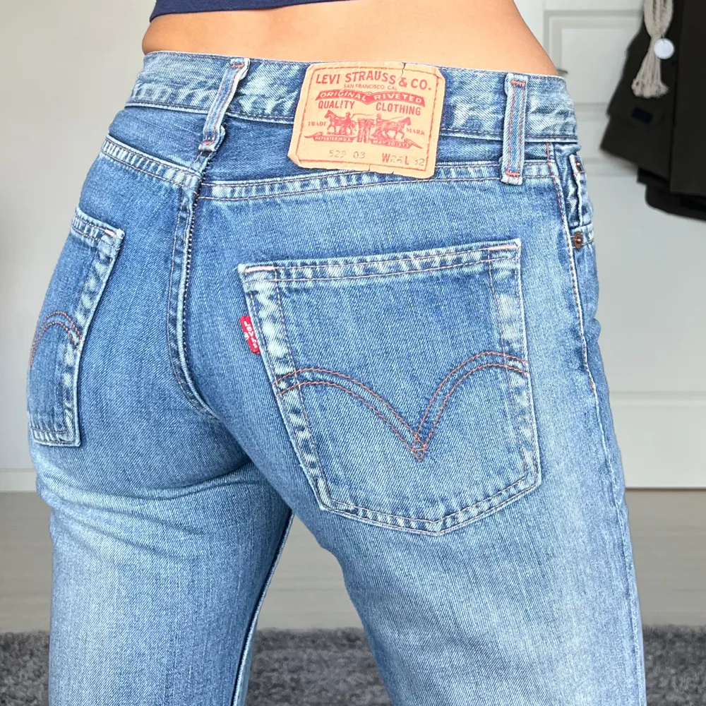 Midjemått: 34cm rakt över, innerbenslängd: 78cm 💗 . Jeans & Byxor.