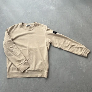 Stone island sweatshirt logo - natrual beige - Väldigt bra skick - inte avnvänd så mycket  Storlek: L Ursprungliga pris: 1700kr Märke: Stone island Modell: sweatshirt natrual beige  Passform: regular fit  