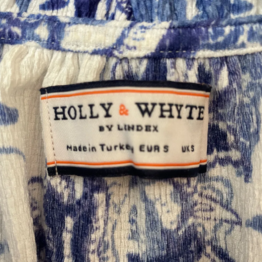 En elegant blus från Holly and White by Lidex i superfint skick. Knappt använd. Originalpris 400 kr.. Blusar.