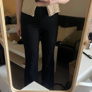 Kostymbyxor  - Svarta kostymbyxor från Bikbok i storlek 40, använda men har inga defekter, säljer för att de är för små för mig!