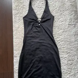 Kort svart klänning från H&M. Oanvänd med prislapp kvar. Storlek Xs