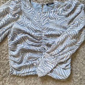 Blus - Super söt långärmad blå/vit zebra randig blus som knappt är använd.